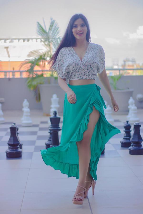 Wyndham Costa Del Sol Pucallpa Buitenkant foto A woman wearing a wrap skirt