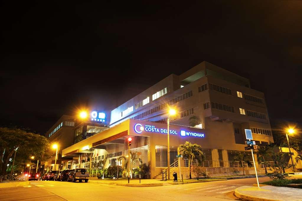 Wyndham Costa Del Sol Pucallpa Buitenkant foto The hotel at night