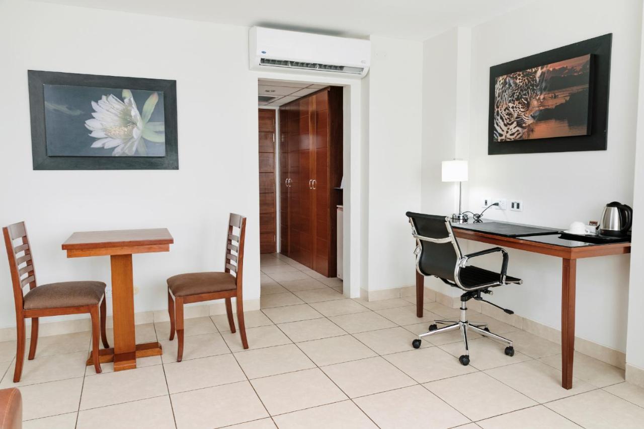 Wyndham Costa Del Sol Pucallpa Buitenkant foto A room at the hotel