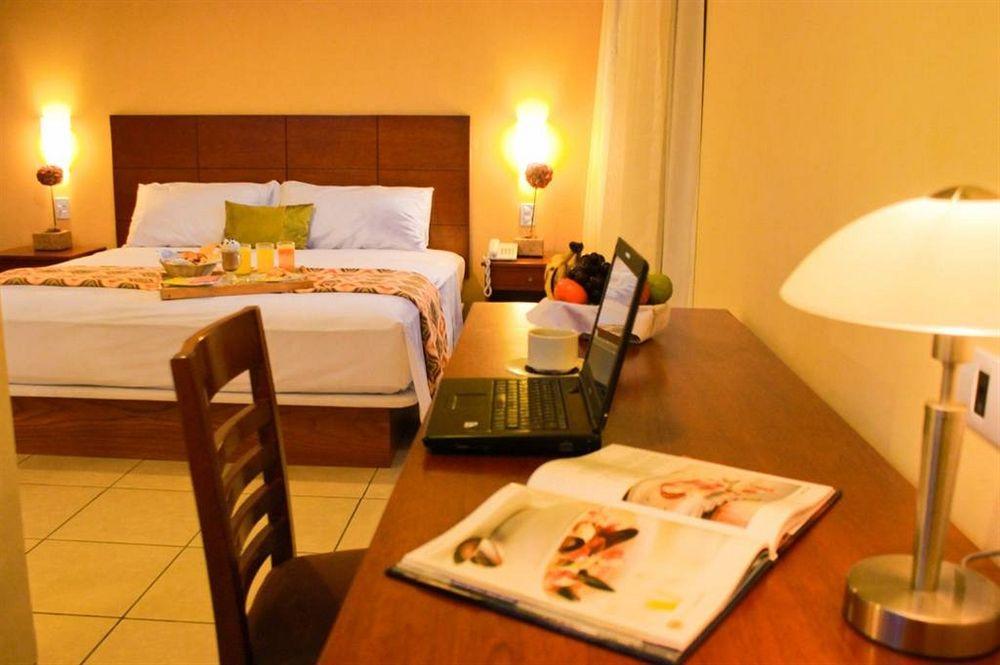 Wyndham Costa Del Sol Pucallpa Buitenkant foto A room at the hotel