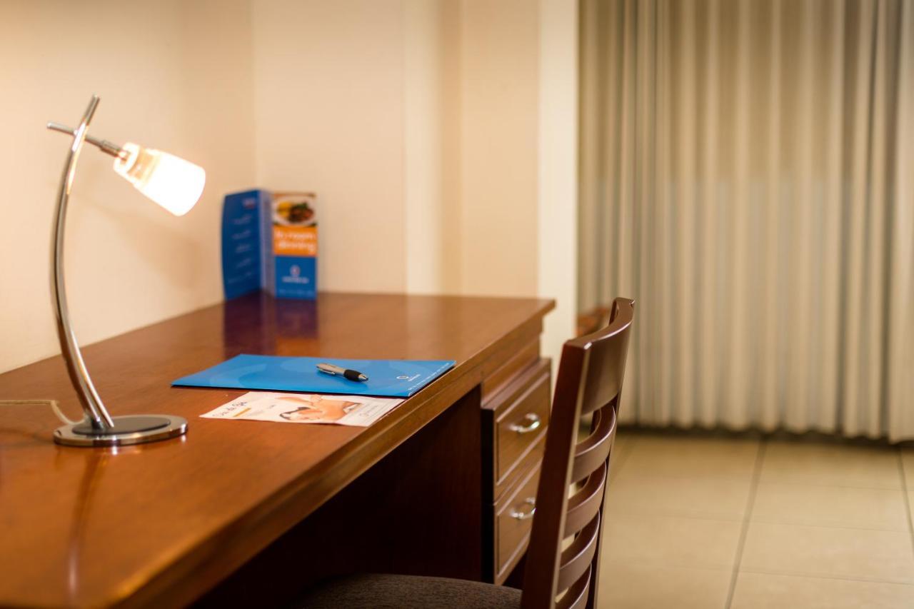 Wyndham Costa Del Sol Pucallpa Buitenkant foto A desk in a hotel room