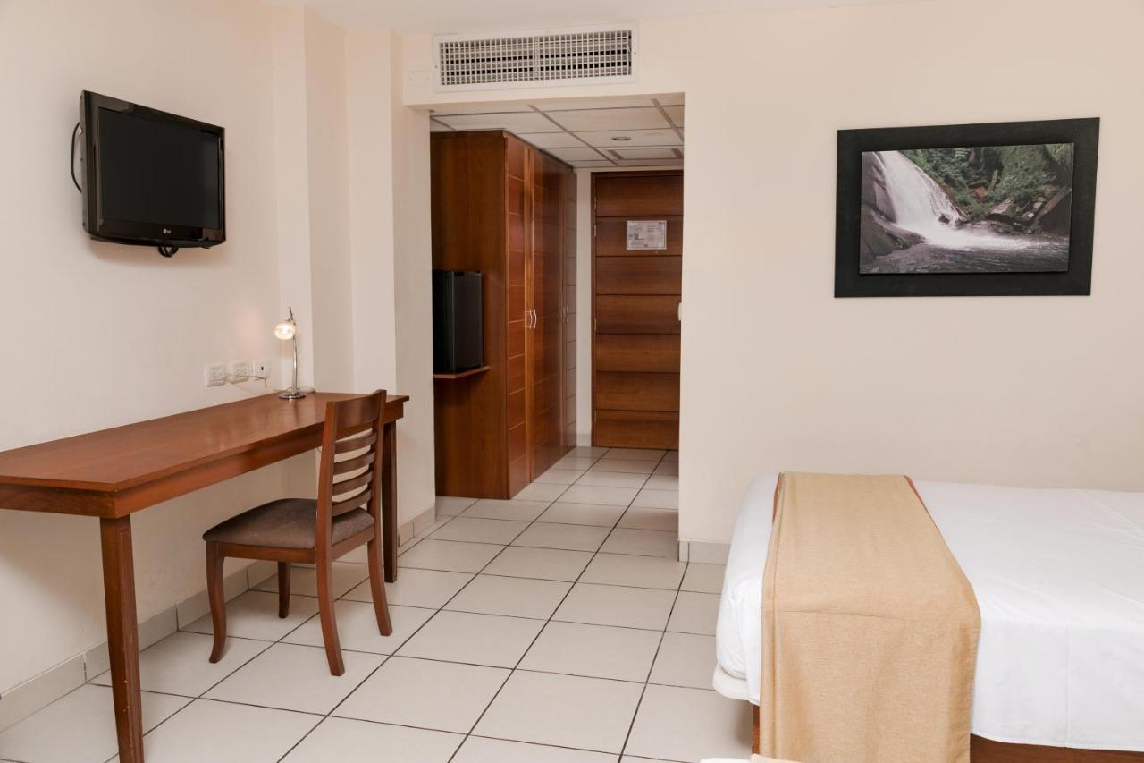 Wyndham Costa Del Sol Pucallpa Buitenkant foto A room at the hotel