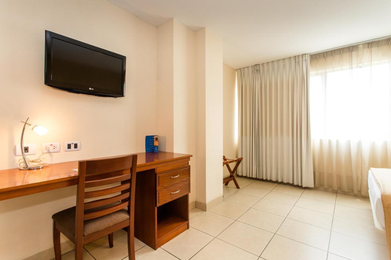 Wyndham Costa Del Sol Pucallpa Buitenkant foto A room at the hotel