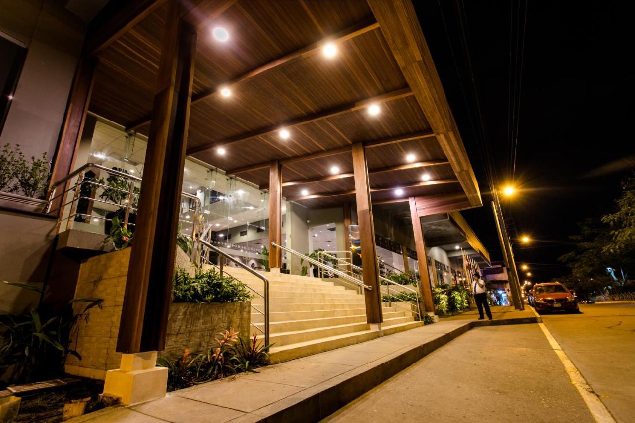 Wyndham Costa Del Sol Pucallpa Buitenkant foto The main entrance of the hotel