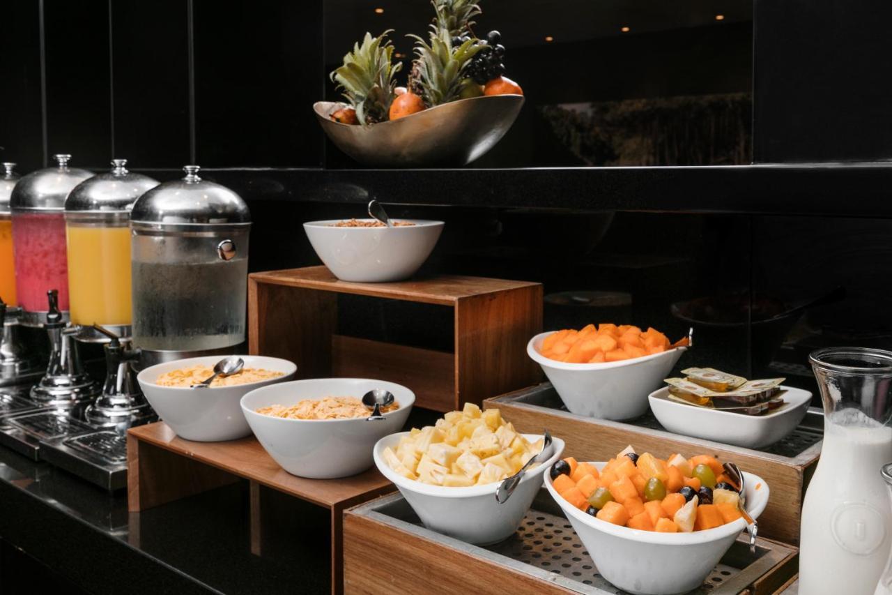 Wyndham Costa Del Sol Pucallpa Buitenkant foto A breakfast buffet