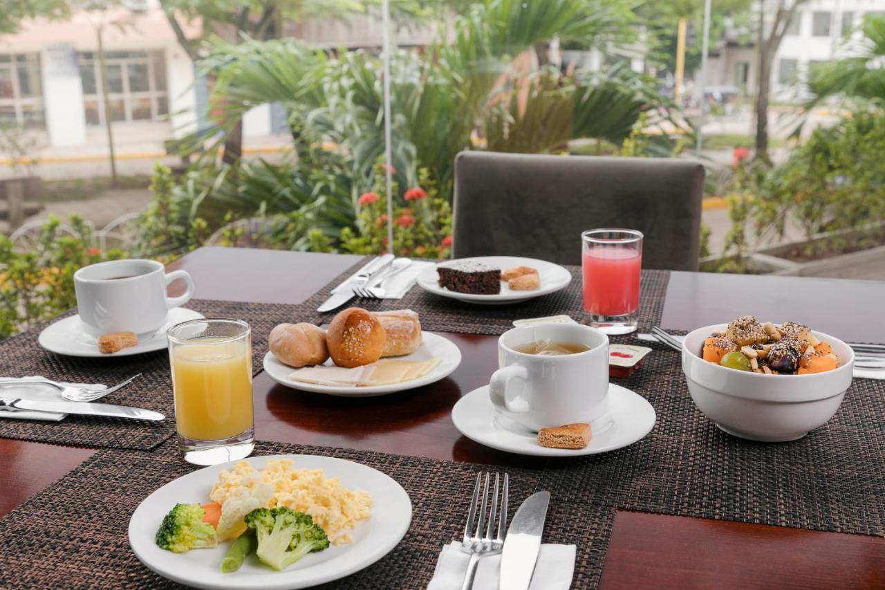 Wyndham Costa Del Sol Pucallpa Buitenkant foto A typical breakfast